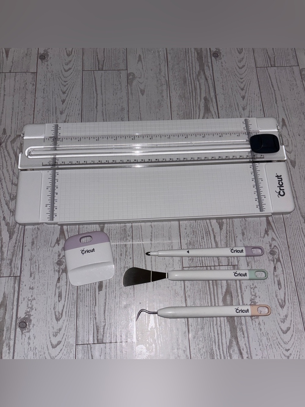 Cricut White Trimmer with 4 piece tool set